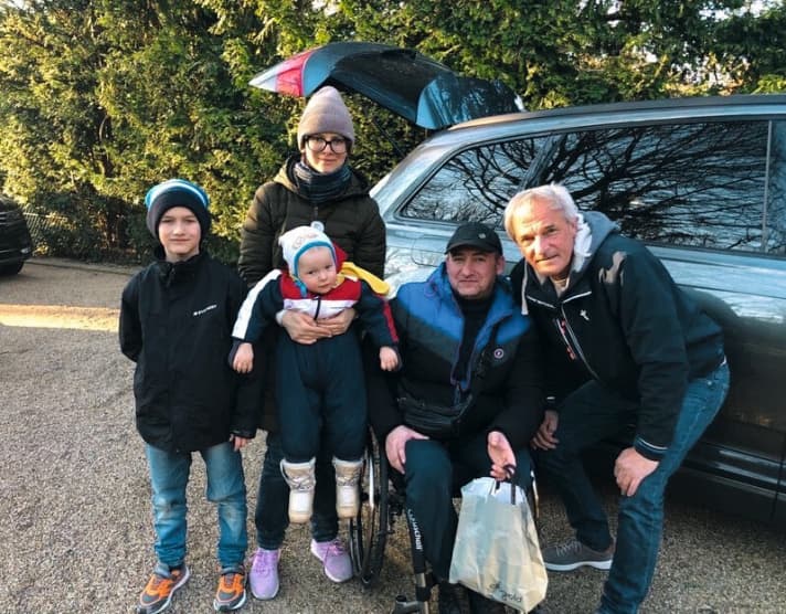   Christian Soyka (right) from the Itzehoe Sailing Association spontaneously took a Ukrainian family from Hamburg to hospital in Essen. The treatment of the youngest child suffering from cancer was successfully continued this week