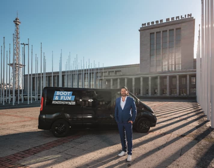 Daniel Barkowski, Projektleiter der Boot & Fun Berlin, vor dem Roadshow-Bus