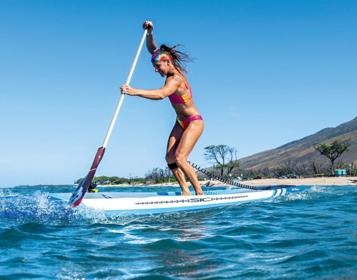 Black Project stattet ein starkes Team an internationalen SUP-Athleten aus – der Großteil ist in der Racing-Disziplin aktiv. Hier: Weltmeisterin Seychelle Webster.