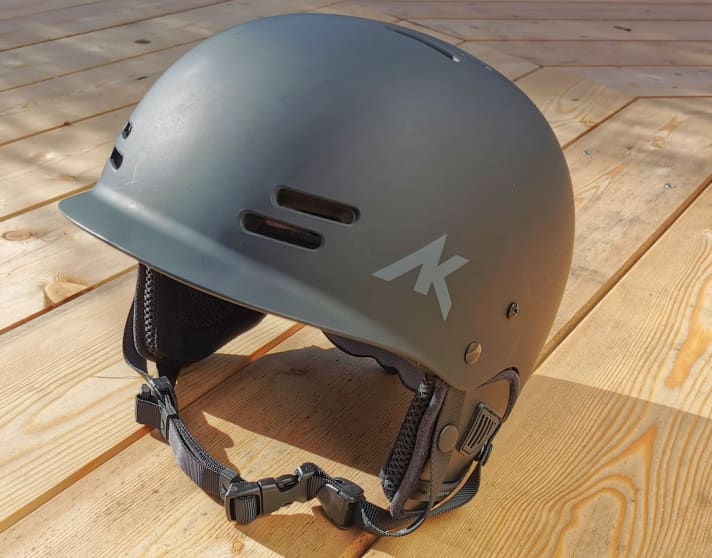 Der mattschwarze Helm ist mit einem kleinen Sonnenschild versehen.