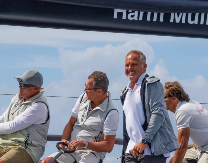 Le propriétaire et barreur hambourgeois de "Platoon", Harm Müller-Spreer, et son nouveau tacticien Vasco Vascotto (2e à partir de la droite) ont pris un départ prometteur dans leur nouveau partenariat de voile en terminant troisièmes de la Royal Cup.