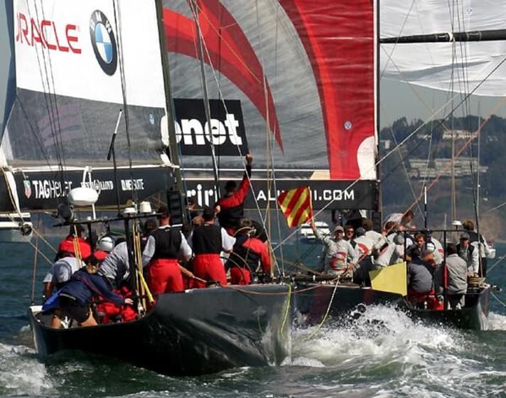   Erster Protest: Alinghi verlangt eine Penalty, nachdem Oracle BMW  auf dem letzten Vorwind-Gang zu wenig Raum ließ