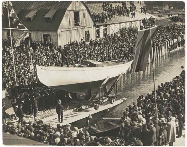 Großer Bahnhof: Stapellauf am 1. 4.1923 in Hard am Bodensee mit mehr als 10.000 Schaulustigen