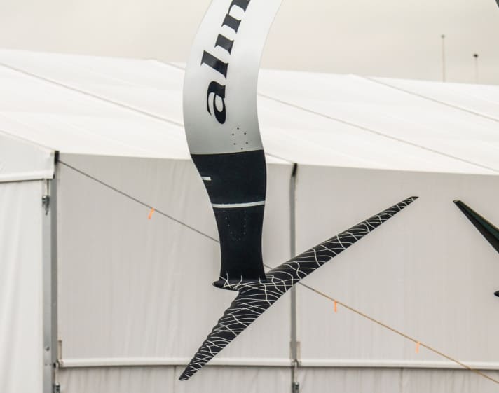 Bien visible : les légers bombements sur le bord d'attaque du côté gauche du foil