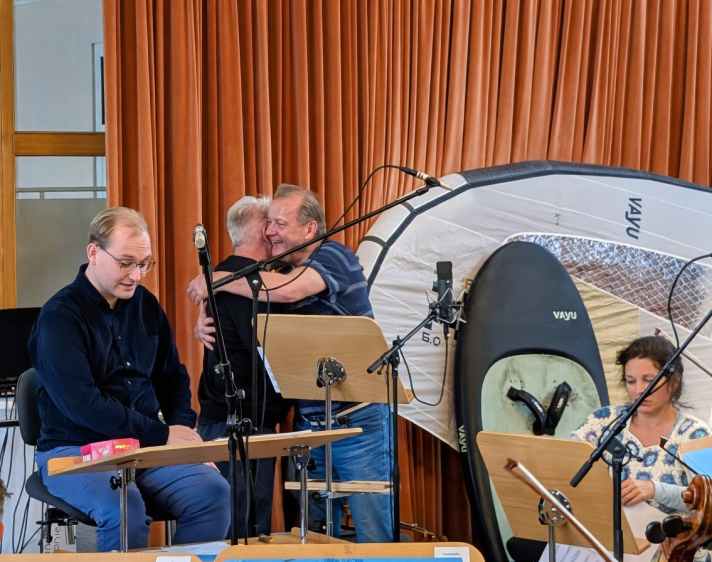 Bei den Aufnahmen mit der Elbland-Philharmonie waren zur Inspiration auch ein Board und ein Wing dabei