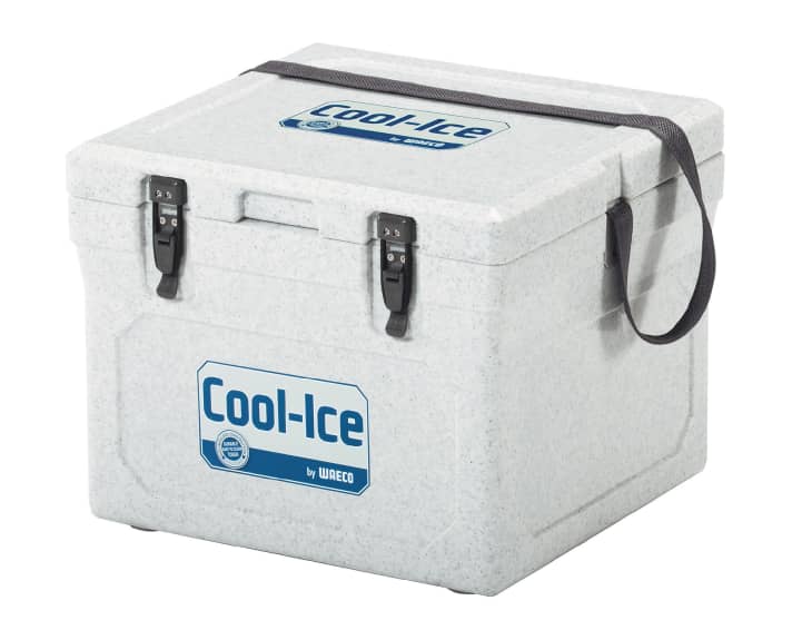 Models with a rubber lip seal and thick polyurethane insulation are even more effective: Dometic (13–110 litres, from 69 euros >> e.g. <a href="https://amzn.to/3Hv89LD" target="_blank" rel="noopener noreferrer nofollow">available here</a>*) and Peli (19–51 litres, from 240 euros) offer a range of sizes. Despite having walls five centimetres thick, the food-safe Dometic products are quite light: for example, the 33-litre box weighs just 5.7 kilograms