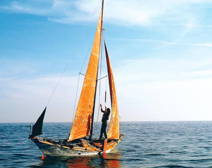   Die "Tara Tari" hat Corentin zu 40 Prozent aus Jutefasern gebaut und hat damit sein erstes Segelabenteuer bestritten