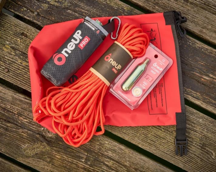   OneUp Pro è un collare di salvataggio che si gonfia automaticamente a contatto con l'acqua.