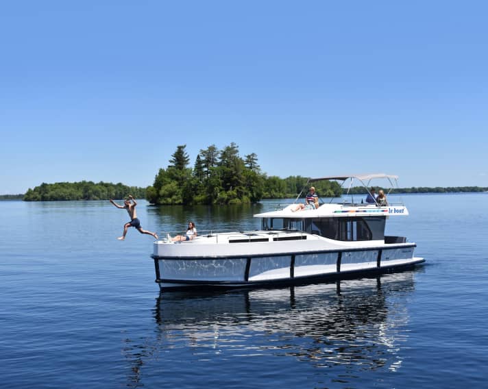 Le Boat houseboat type Horizon on the Rideau Lakes