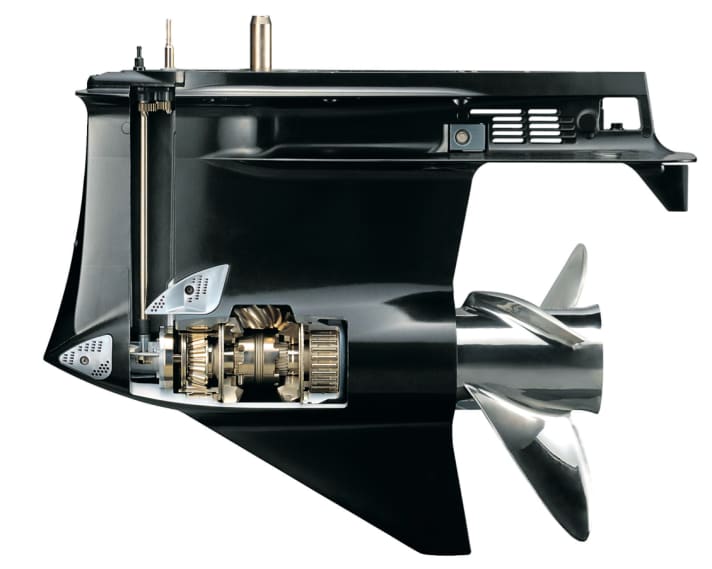 Suzuki DF 300: the first outboard motor with selective direction of rotation. | g.