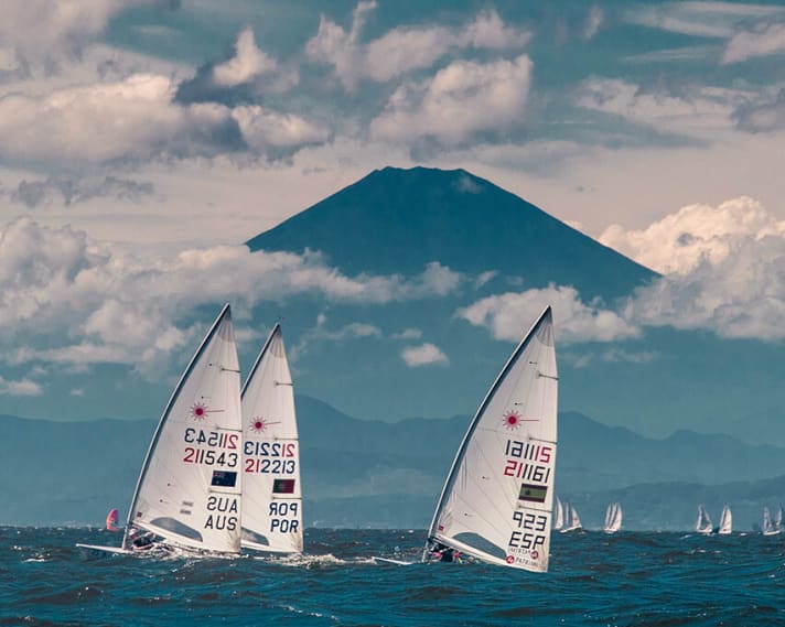   Un'impressione di una regata di prova del 2018 nell'area olimpica di Enoshima. Sullo sfondo si vede il famoso vulcano Fuji.