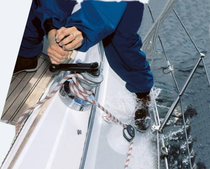   En fonction de la zone de navigation et du vent, il est possible d'avoir de l'eau jusqu'aux chevilles sur un yacht de croisière. Les bottes doivent alors être étanches