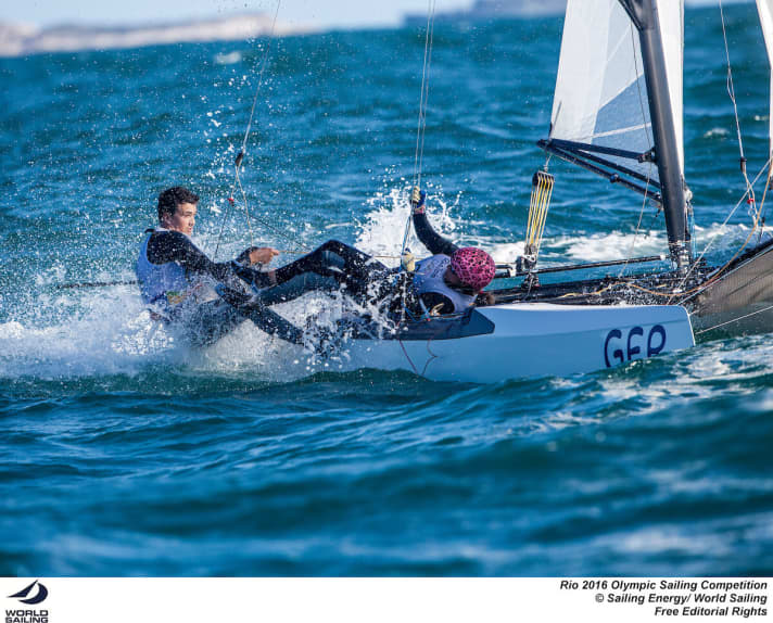   Mit vollem Körpereinsatz: Paul Kohlhoff und Carolina Werner verbesserten sich an ihrem dritten Regattatag auf Platz neun