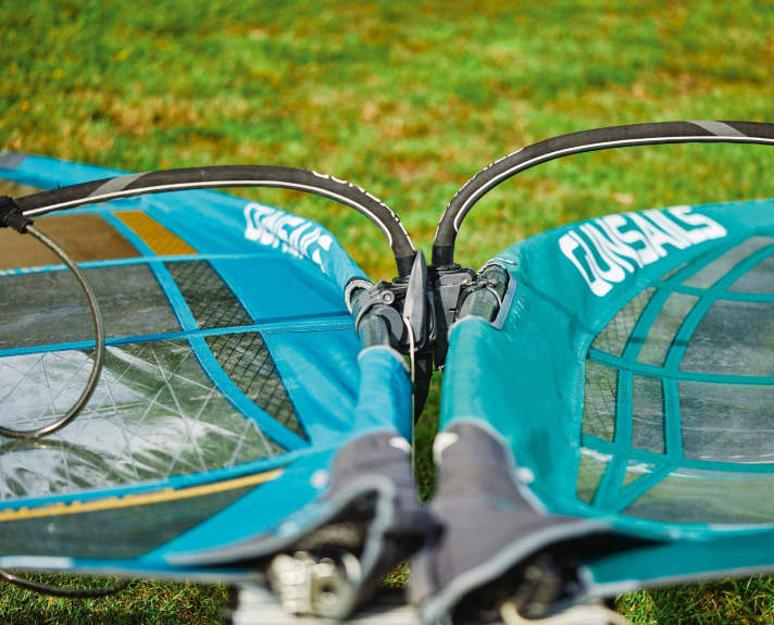 Freeride sails (left) have a narrower mast sleeve and a significantly less pre-shaped profile than camber sails (right).