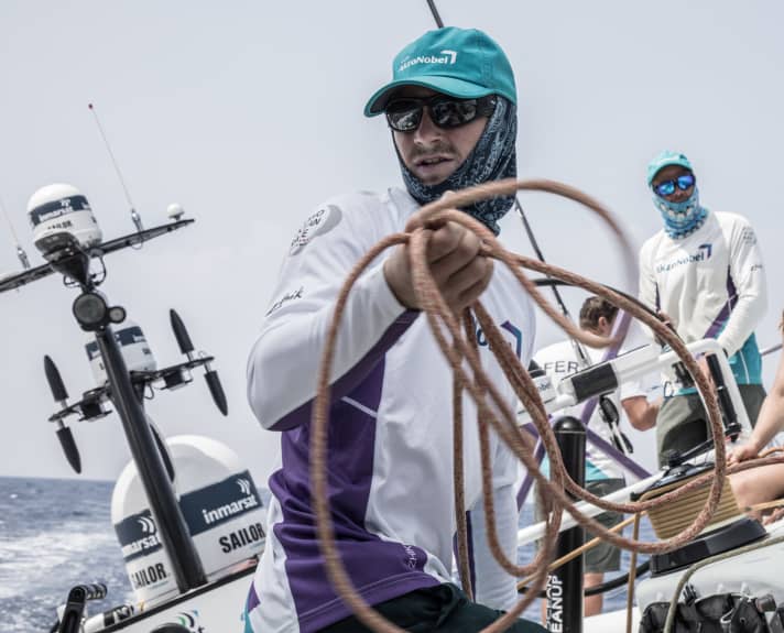   Sonnenschutzmaßnahmen an Bord von AkzoNobel: Hier ist Steuermann und Wachführer Nicolai Sehested gut betucht im Einsatz