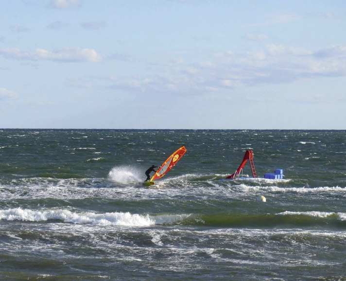 One of the few spots with wind from the left in an easterly wind is Meeschendorf. However, the waves here remain moderate even at 25 knots plus.