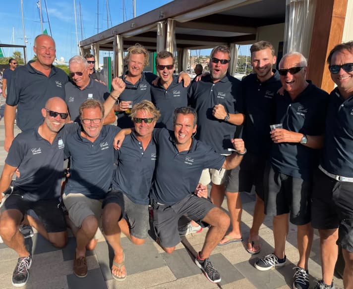 In uno stato d'animo meritatamente celebrativo sul palco poco prima della cerimonia di premiazione: l'equipaggio di "Crilia" che ha vinto la classifica del Gran Premio