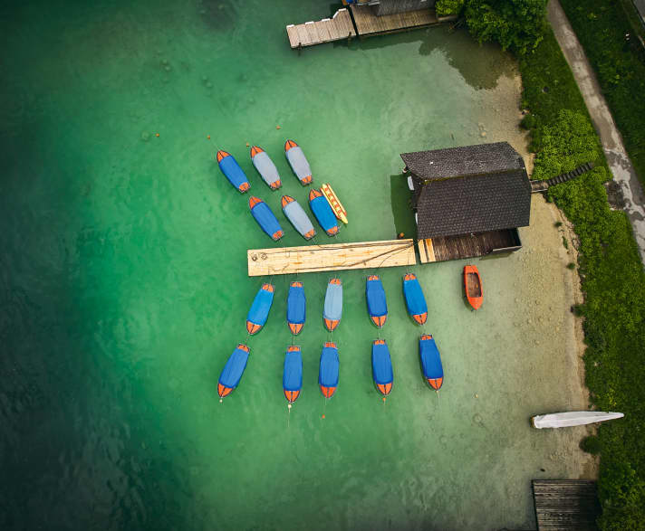 Can be found on many lakes in the mountains: boat huts like the one on Lake Wolfgangsee in the Upper Austrian Salzkammergut region