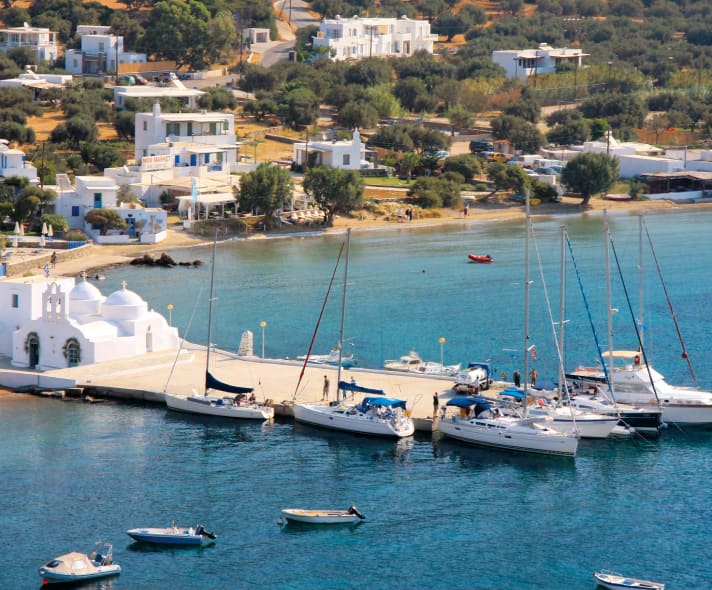 Il piccolo molo del villaggio di Vathi, sul lato occidentale dell'isola, ha poca profondità d'acqua al molo. La baia riparata è colpita dalle burrasche di notte, e molte catene si incastrano!