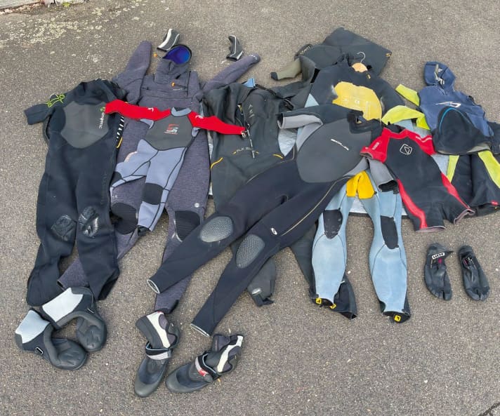 Long-sleeved, short-sleeved, shorty, with or without an integrated bonnet - wetsuits are available in many different variations and thicknesses from roughly two to seven millimetres.