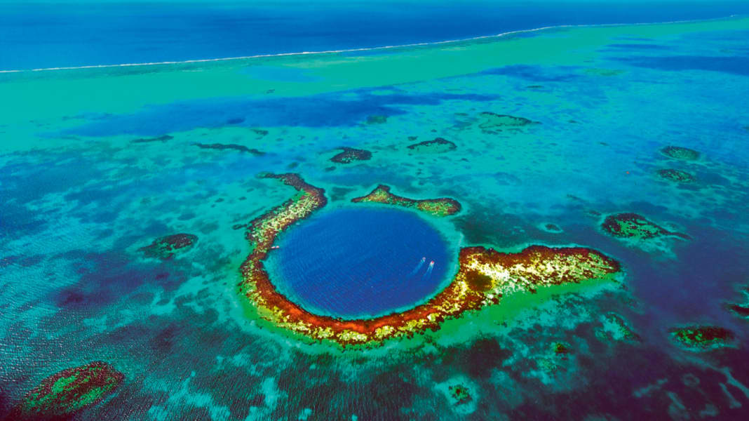 Karibik-Reviere im Porträt: Belize – Korallenriffe und magische Löcher