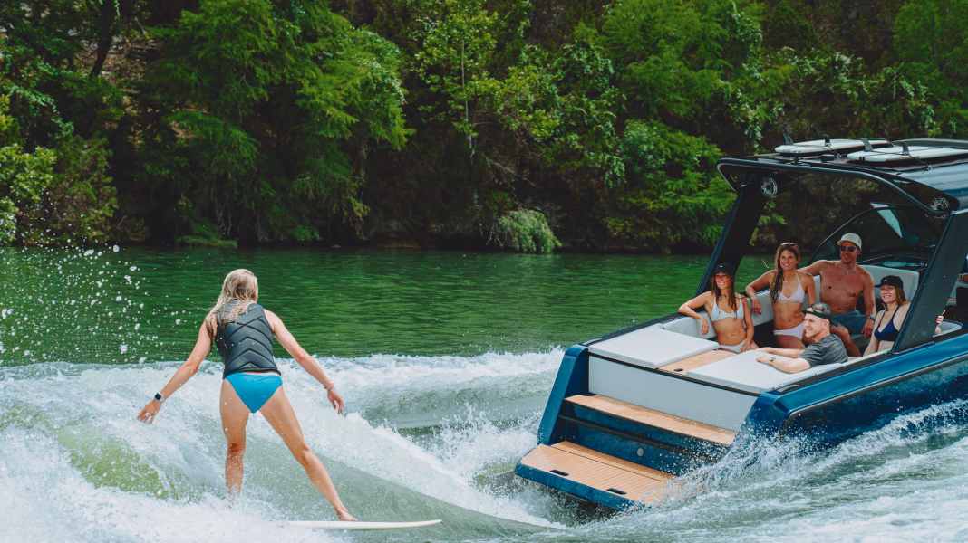 Arc Sport: Wakesurfen hinter dem neuen E-Wakeboot aus Kalifornien