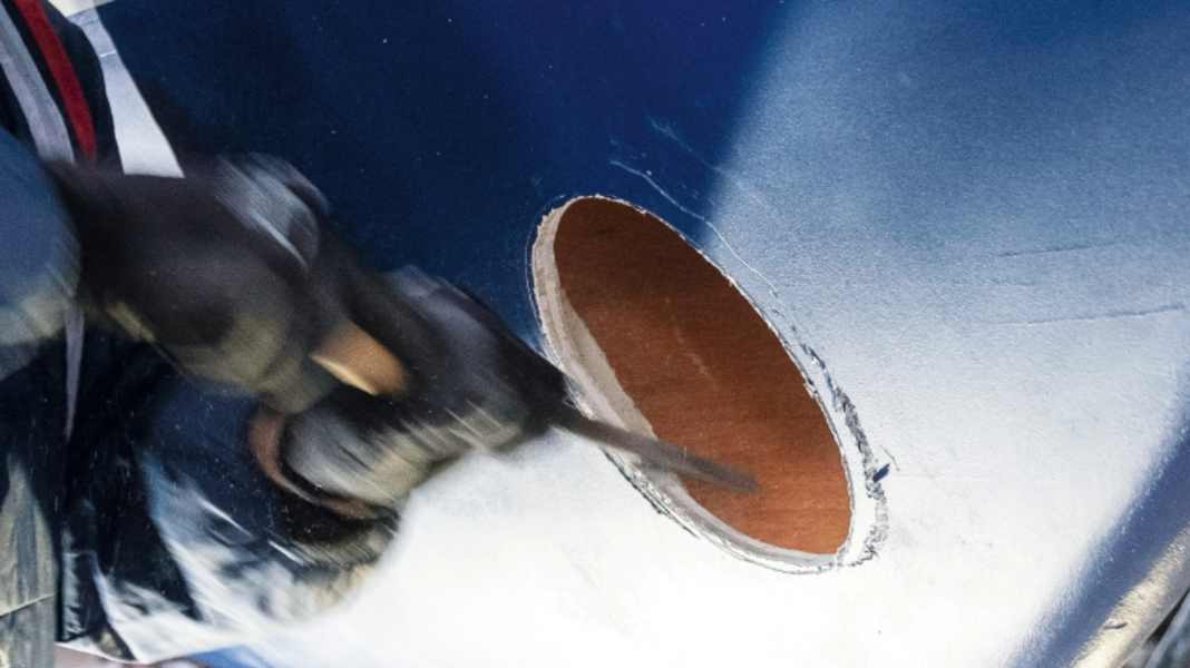 Harbour manoeuvres: Retrofitting the bow thruster - instructions