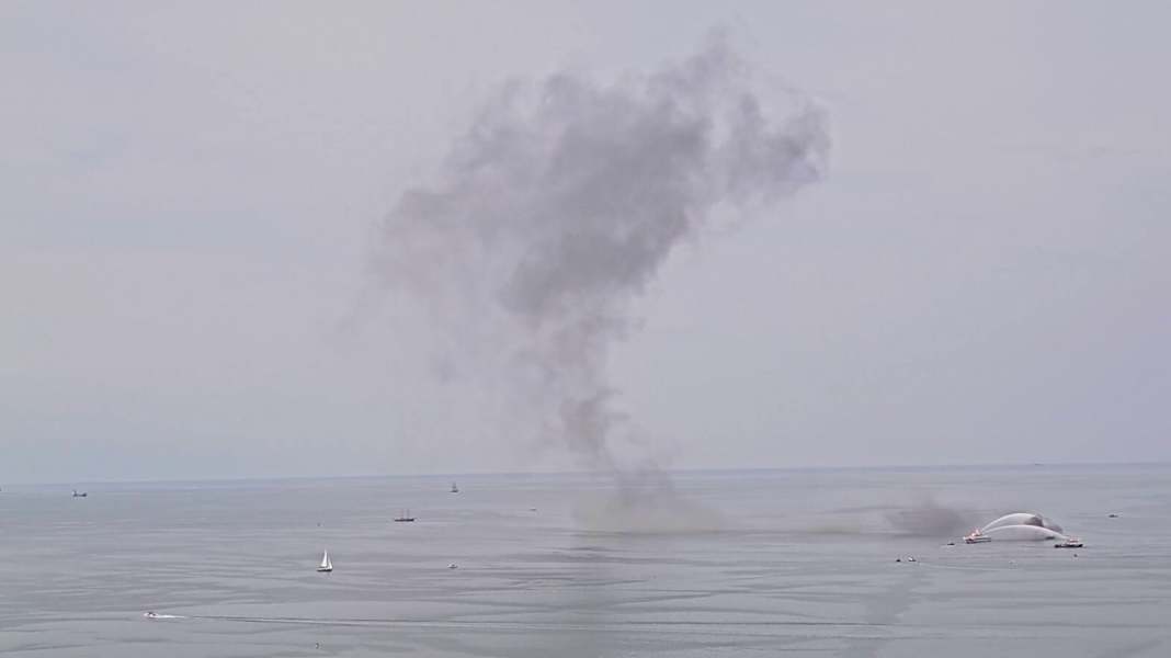 Sea rescuers in action: Burning barge off Warnemünde - crew rescued