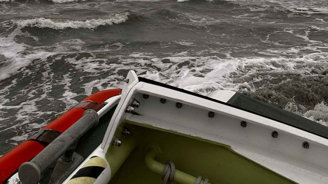 Havarie im Seegatt: Marineflieger retten Schiffbrüchige aus Seenot