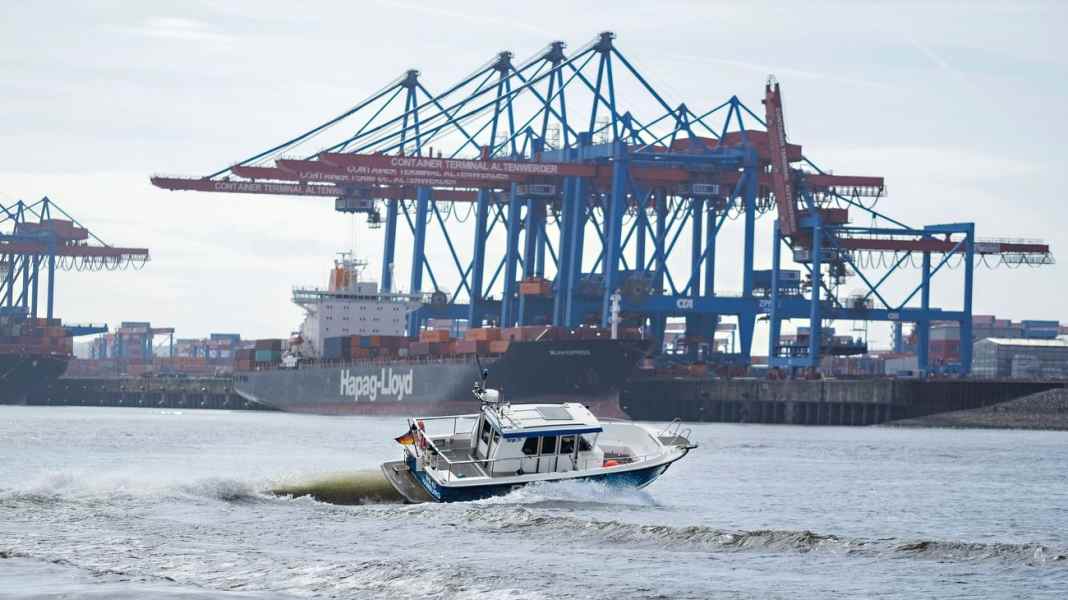 Report: Waterway police - on duty at the gateway to the world
