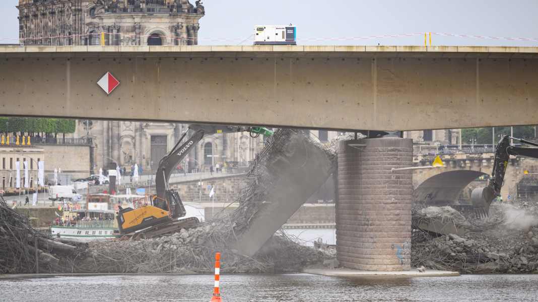 Dresden: Elbe für Carolabrücken-Abriss gesperrt