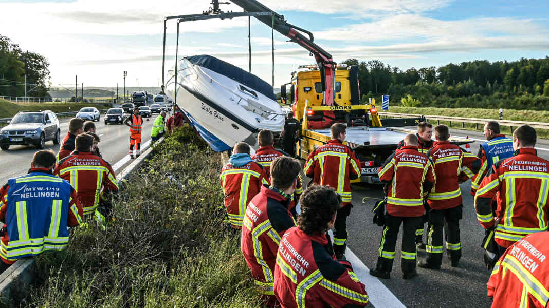 Accident: Motorboat strands on centre crash barrier