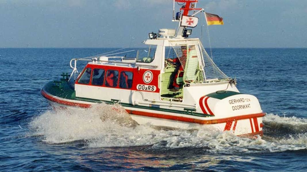 Seenotretter helfen Solarkatamaran