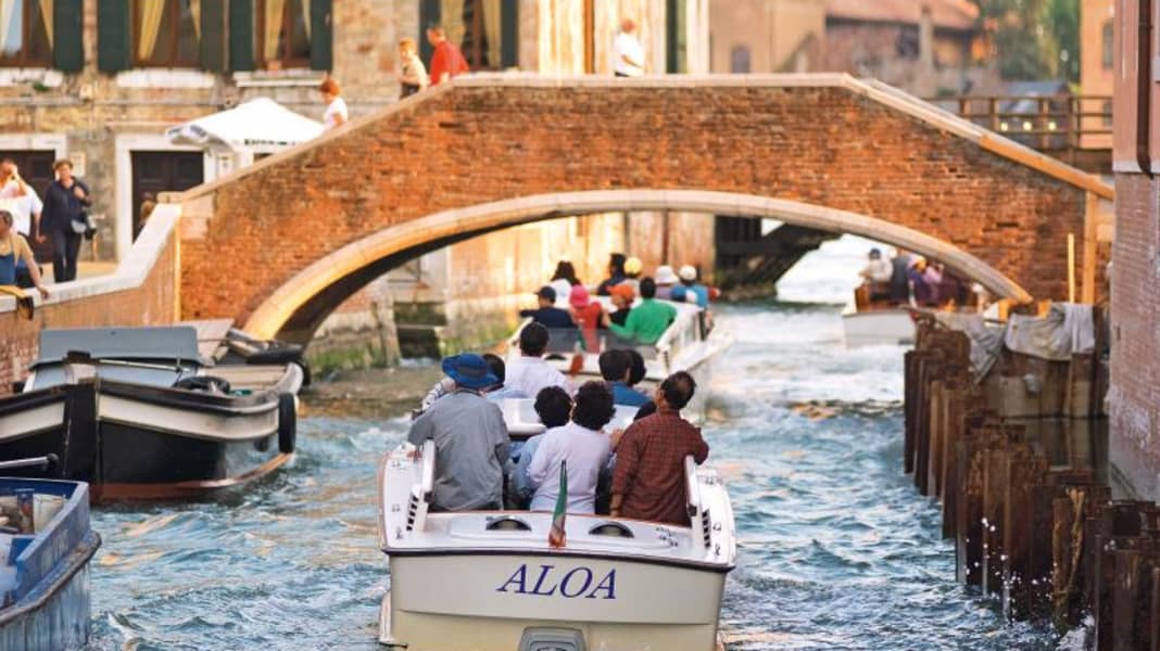 The pack mules of the lagoon city