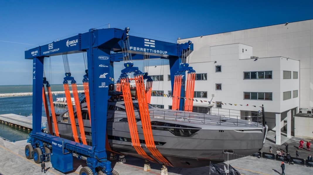 Pershing launchte 42-Meter-Flaggschiff