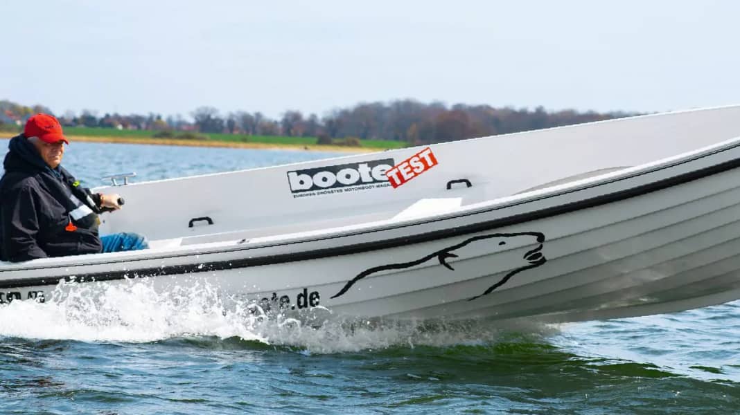 Suzuki DF15 vs Torqeedo Travel 1103 C: How the outboards compare