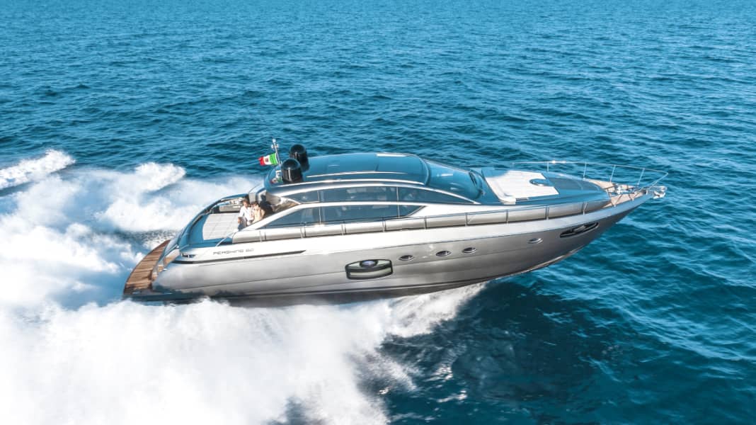 Pershing 62 - Wie ein Geschoss fliegt die Pershing 62 vorbei