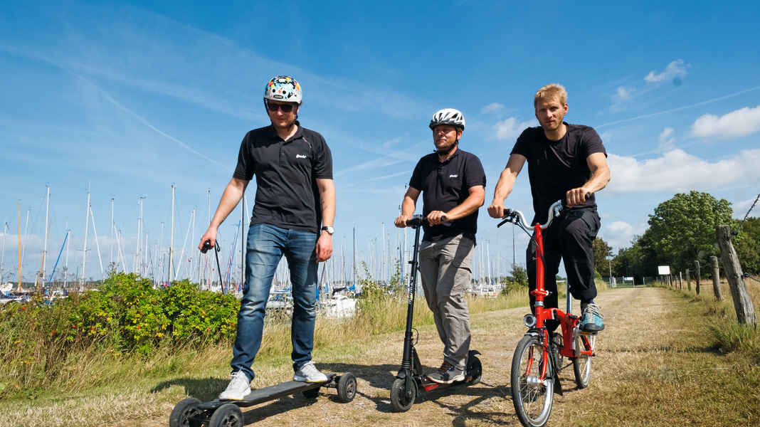 Test: Mobile in the harbour with e-longboard, electric scooter or folding bike