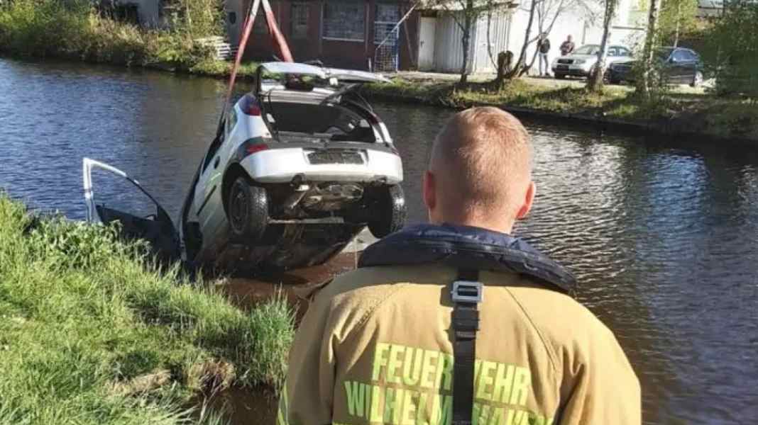 Ems-Jade-Kanal: Sportboot rammt Auto