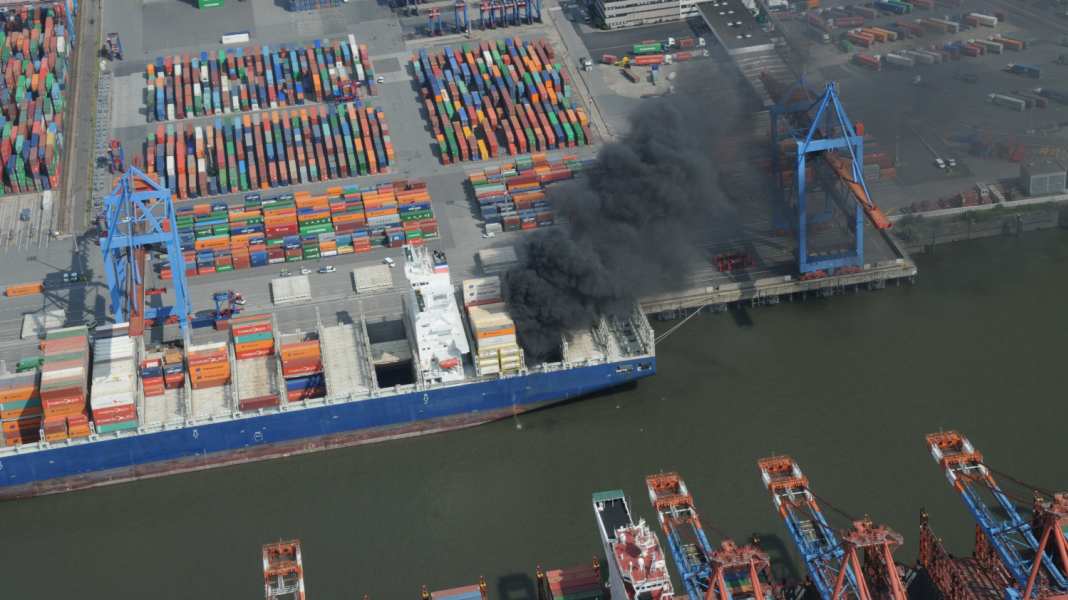 La polizia fluviale usa l'intelligenza artificiale: Rilevare le merci pericolose nel porto di Amburgo