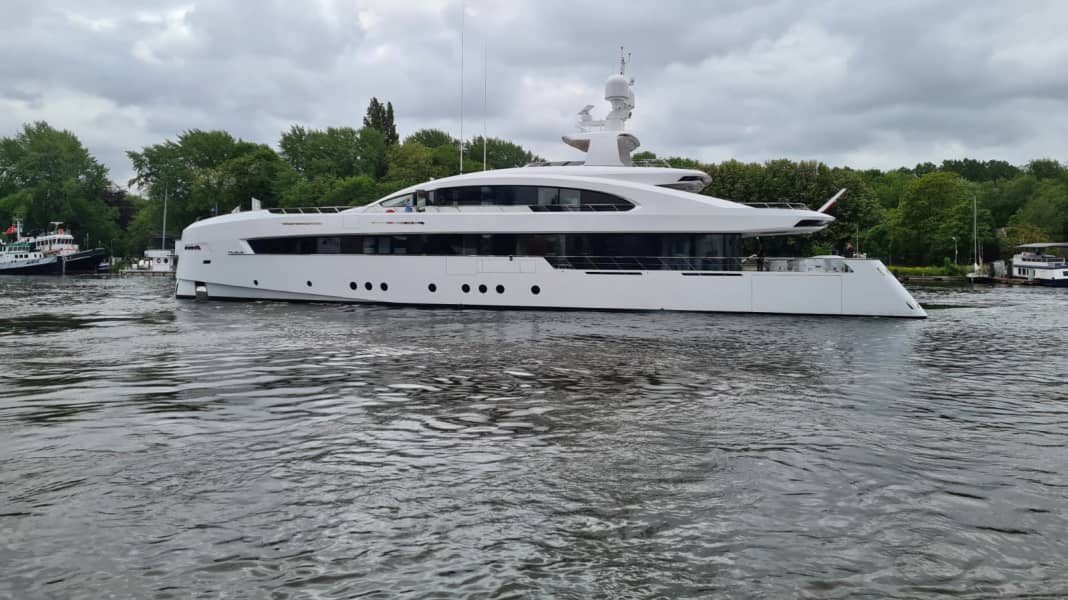 "Milele": Ocean Independence sold 45-metre yacht with access to the underwater world