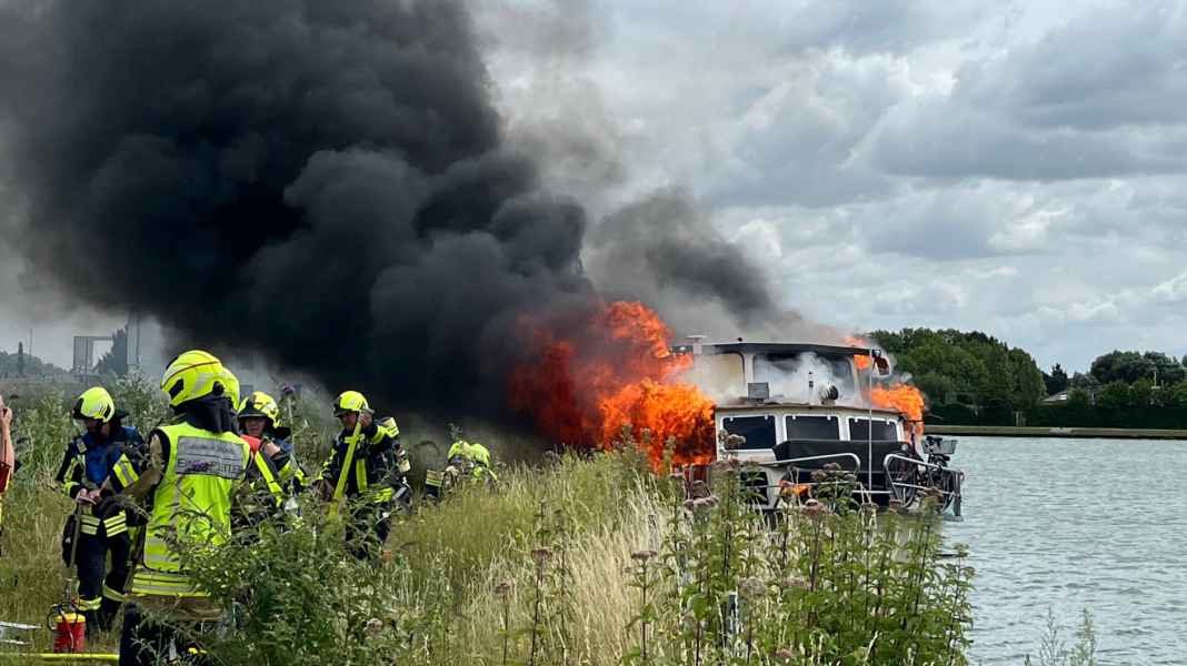 Explosion im Stadthafen von Münster: Motoryacht geht in Flammen auf