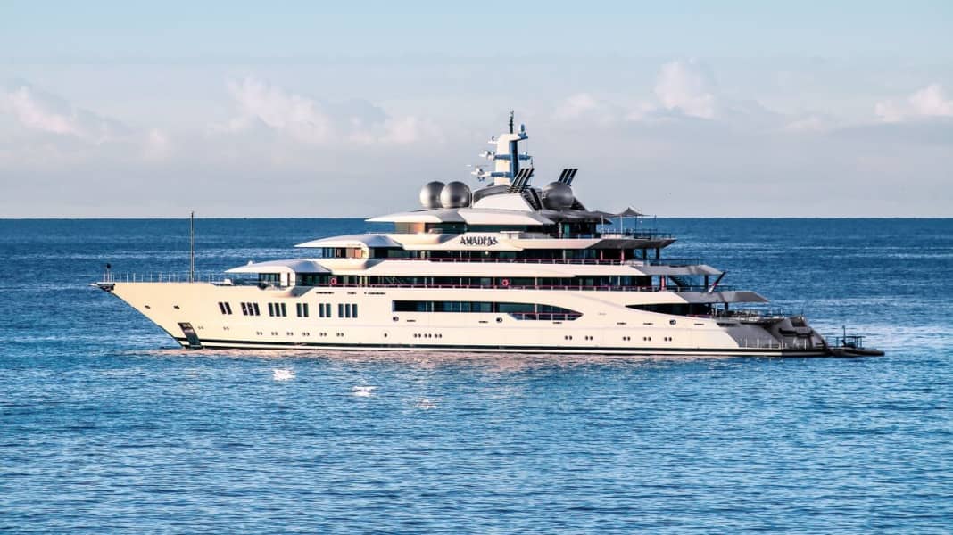 "Amadea" remains in Fiji