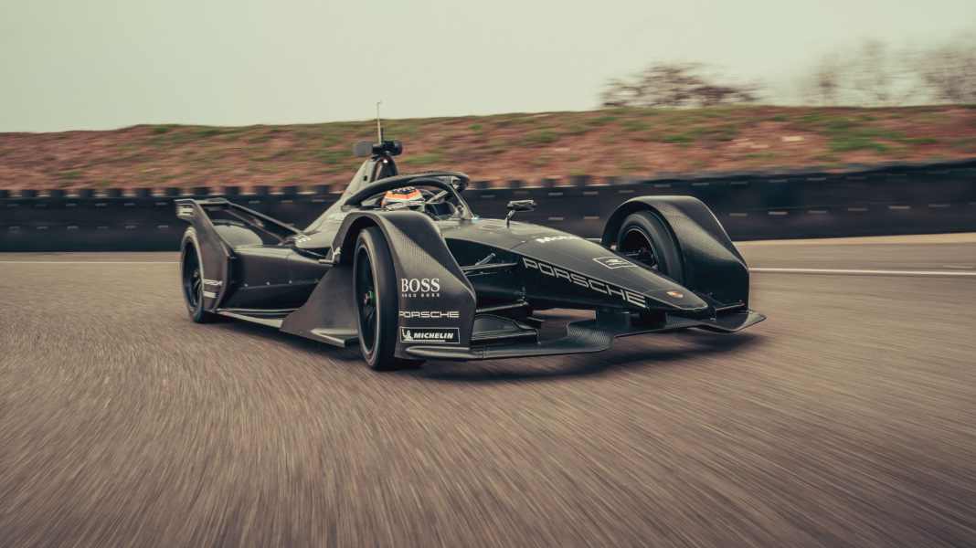 Porsches neuer Elektro-Rennwagen hat sein Roll-Out: Erste Meter auf der Piste