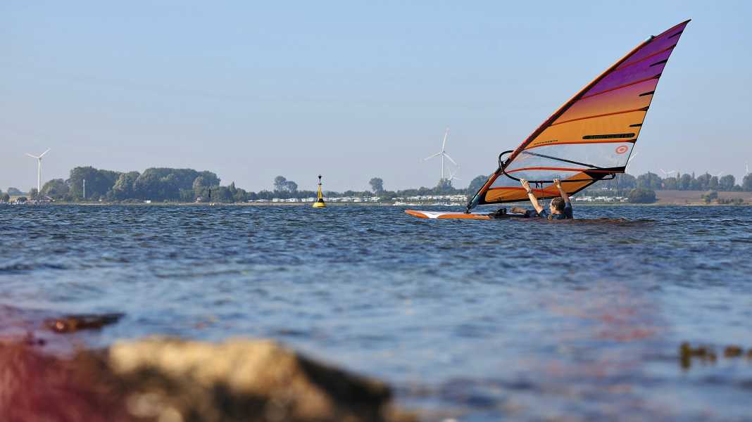 Fahrtechnik: So richtest du Segel und Board für den Wasserstart aus