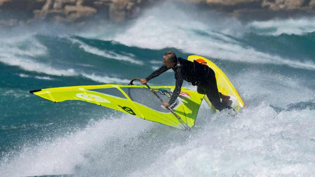 Riding technique Backside waveriding how to ride waves upwind SURF