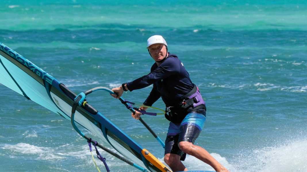 Sun protection for water sports: caps, hats and scarves for surfing put to the test