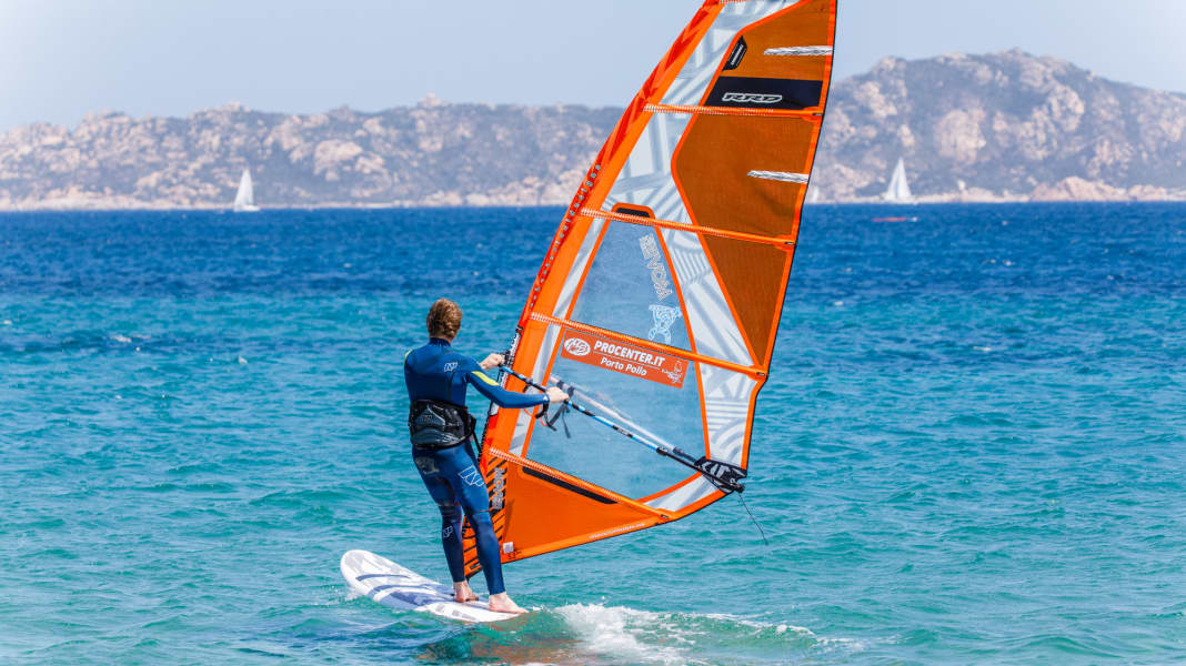 Windsurf Basics: Amwind, Raumwind, Halbwind - das sind die Kurse beim Windsurfen
