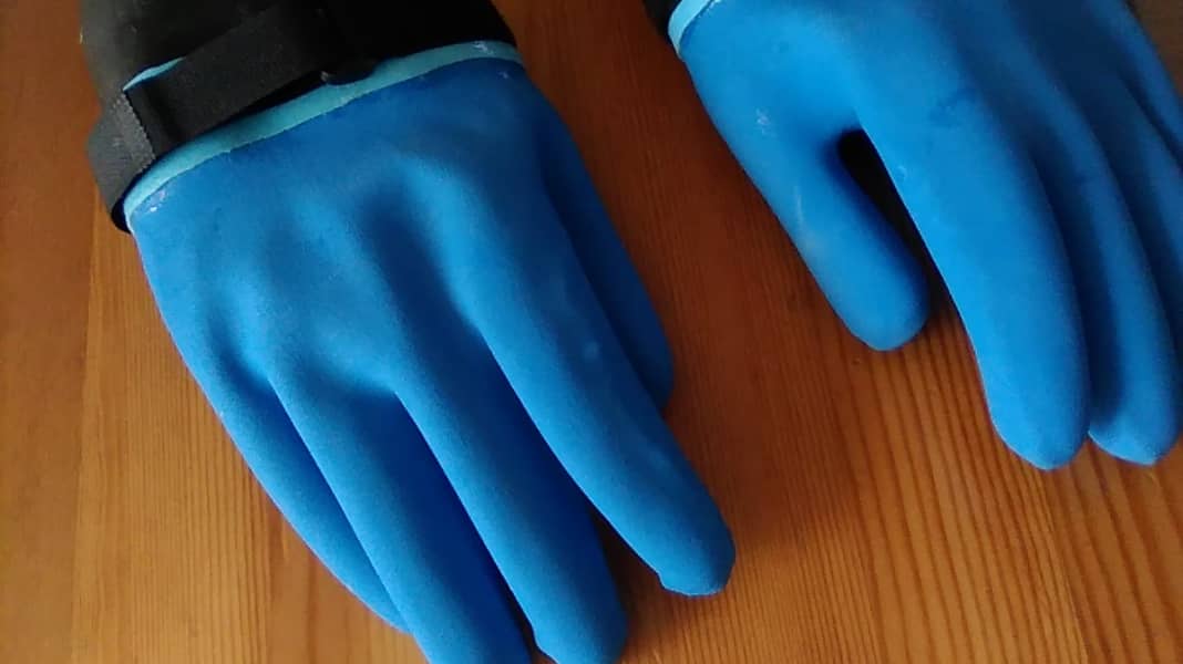 DIY: Build your own surf gloves - keep your hands warm while winter surfing