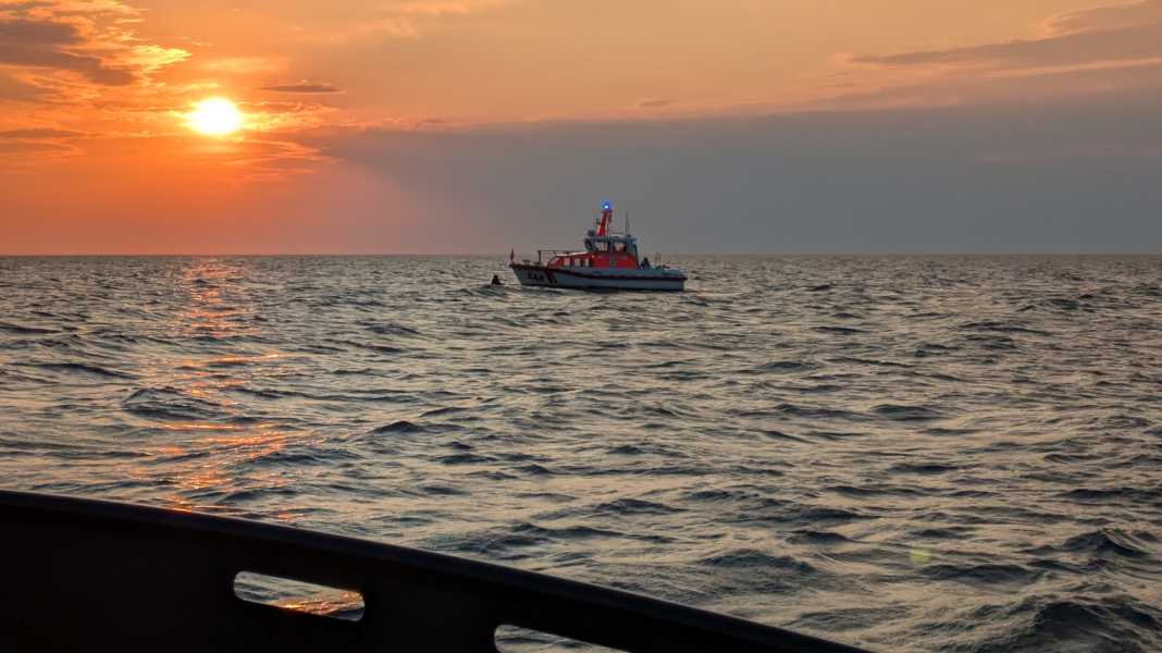 Seenotfall: DGzRS rettet abgetriebenen Wingfoiler vor Fehmarn